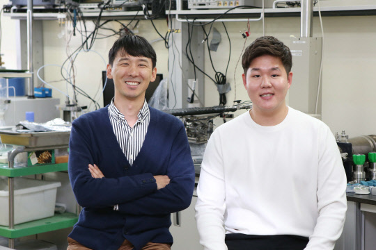 '불타는 얼음'으로 불리는 천연가스 하이드레이트가 바다 속 점토질 퇴적토에서 다량으로 생성되는 원리를 규명한 KAIST 건설및환경공학과 권태혁 교수(왼쪽)와 박태형 박사과정생.   KAIST 제공